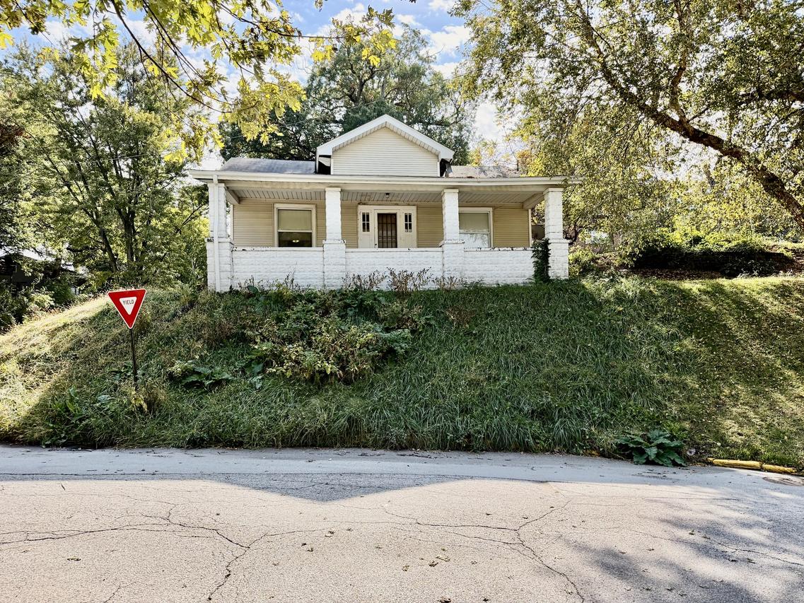 206 8th St., Silvis, IL 61282