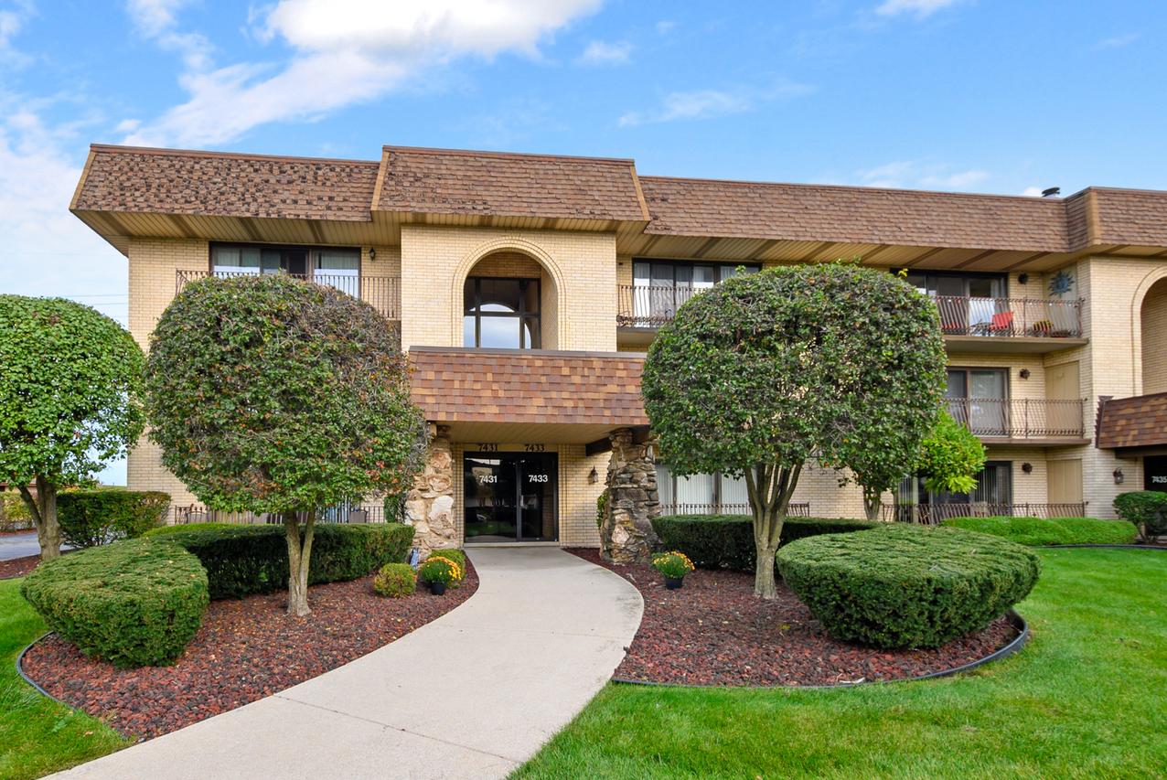 7433 Ponderosa Ct. #2, Orland Park, IL 60462