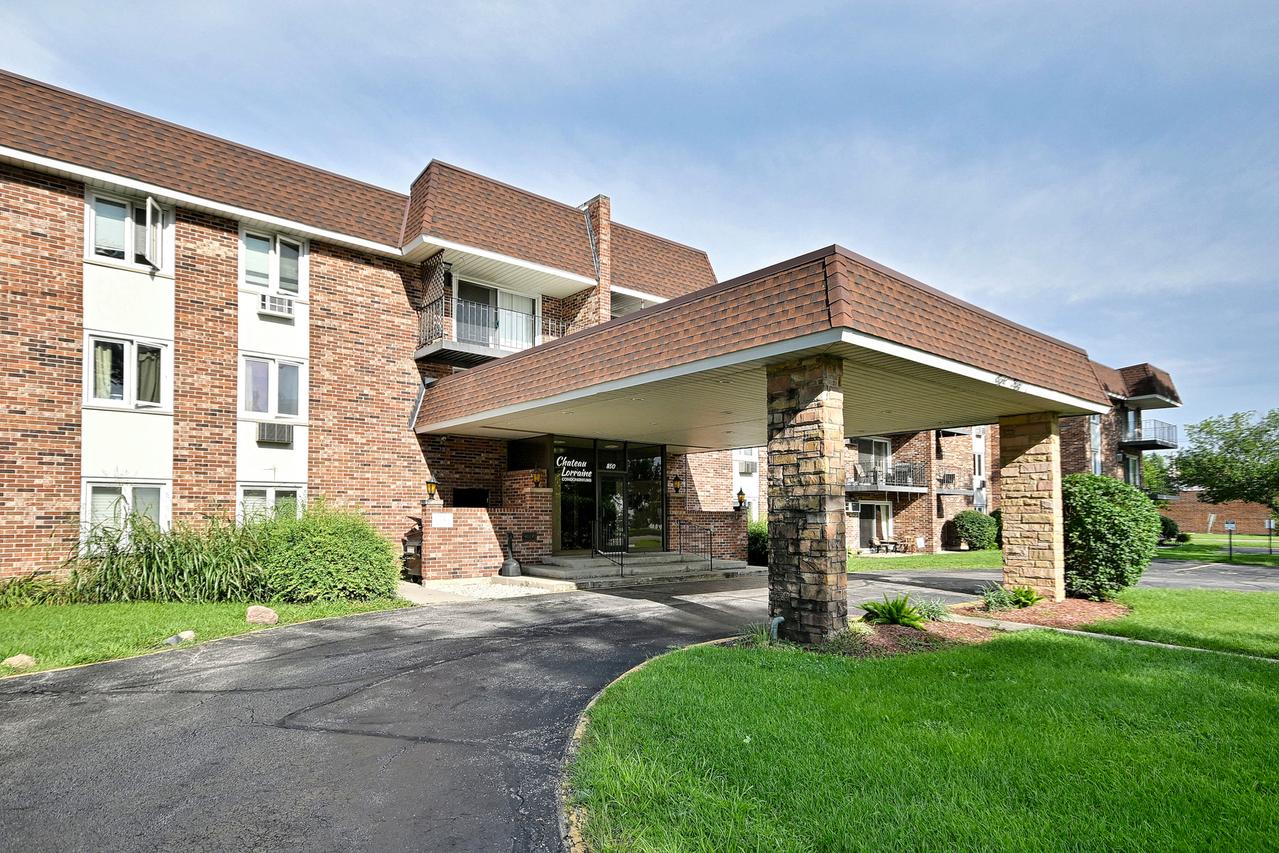 850 S Lorraine Rd. #3E, Wheaton, IL 60189