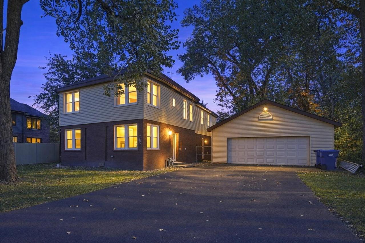 7807 W 92nd St., Hickory Hills, IL 60457