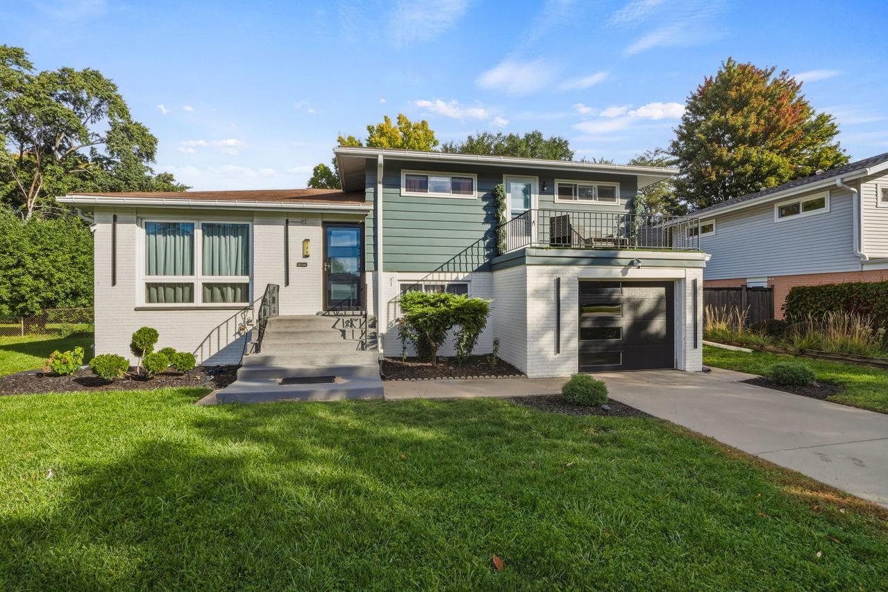 135 Julie Dr., Glenview, IL 60025