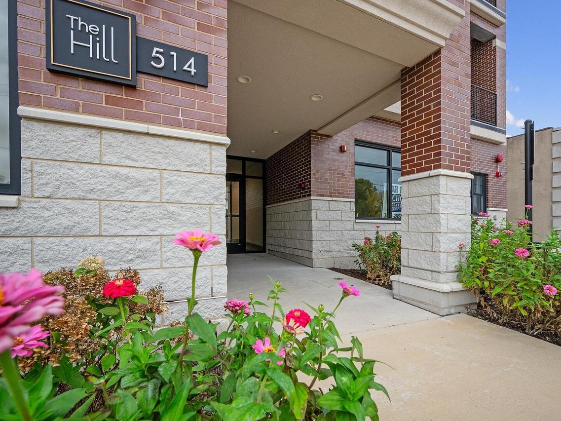 514 Hillgrove Ave. #201, Western Springs, IL 60558