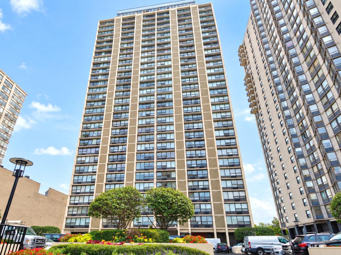 5733 N Sheridan Rd. #18A, Chicago, IL 60660