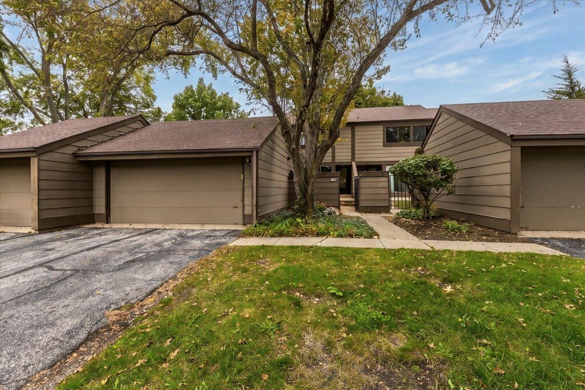 175 N Glengarry Dr. #B, Geneva, IL 60134