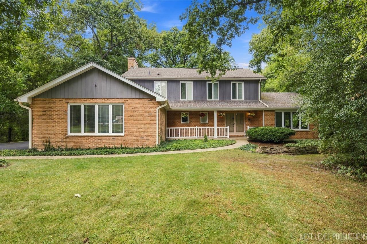 6N422 Woodhill Ln., St. Charles, IL 60175
