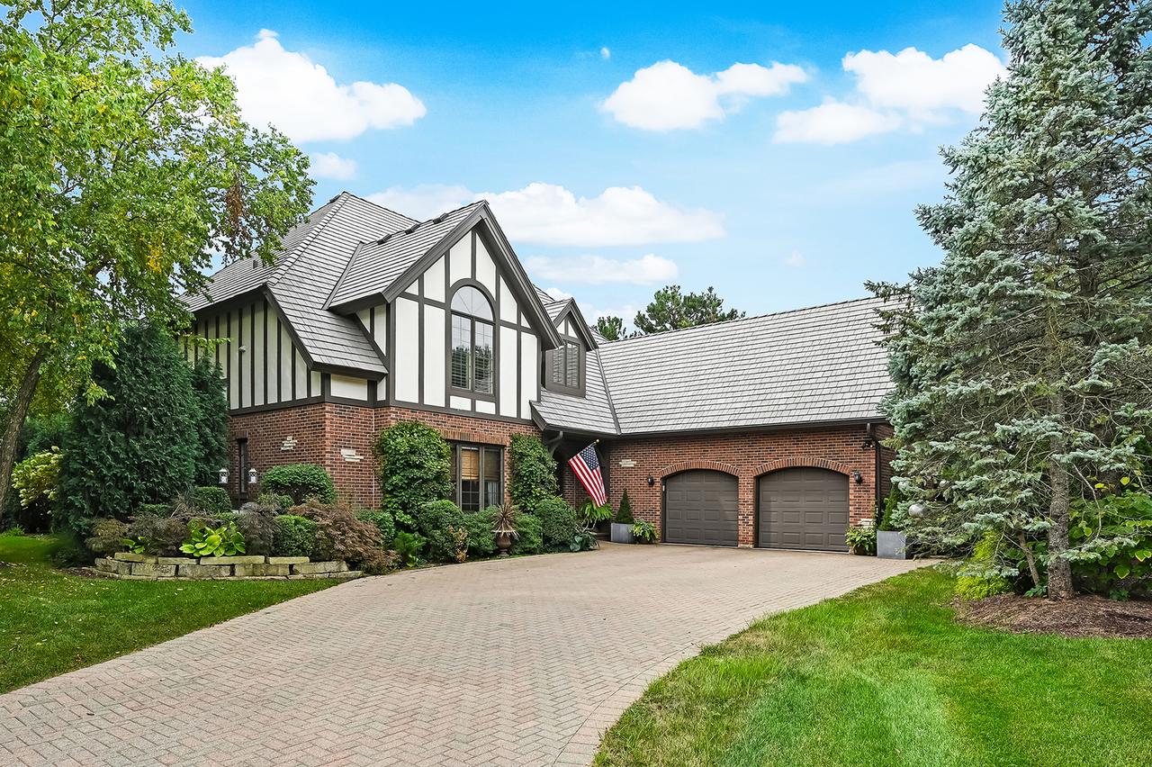 704 Kenmare Dr., Burr Ridge, IL 60527