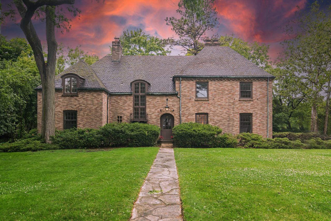 102 Pine Rd., Barrington, IL 60010