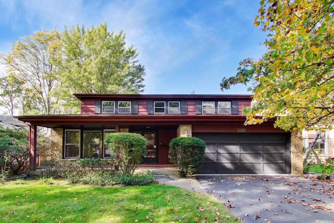 1220 Brook Ln., Glenview, IL 60025