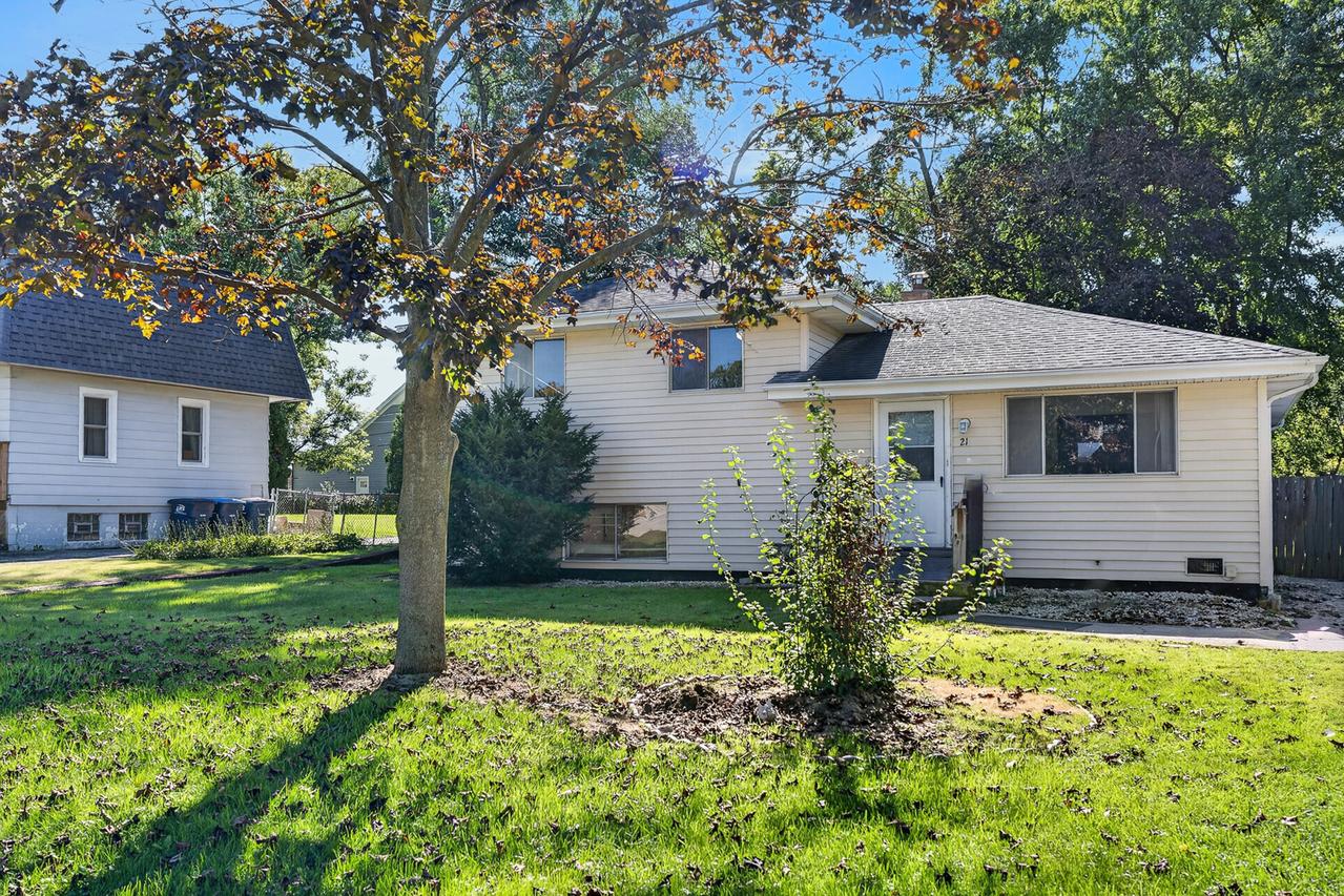 21 Janet Ave., Darien, IL 60561