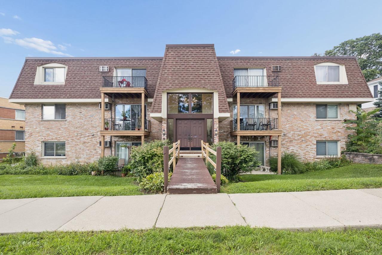 201 N President St. #3C, Wheaton, IL 60187