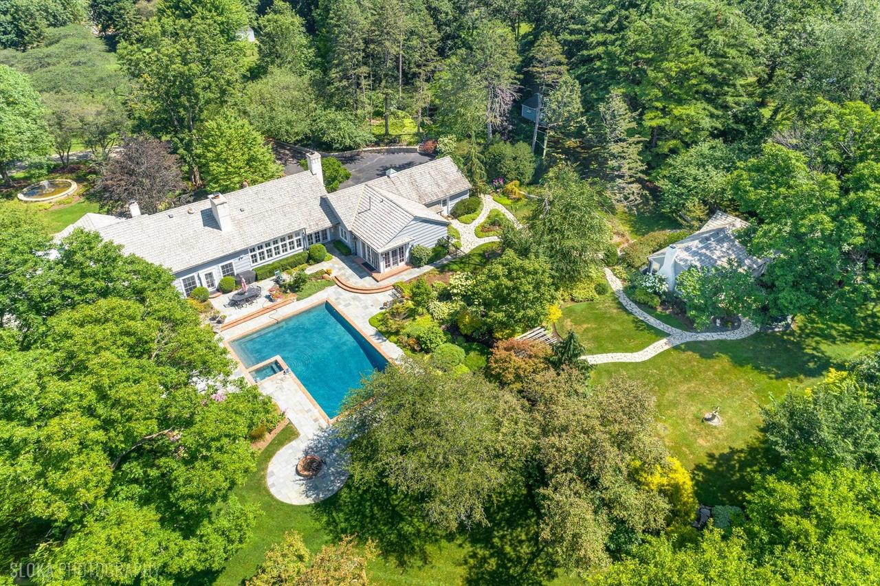 373 W County Line Rd., Barrington Hills, IL 60010