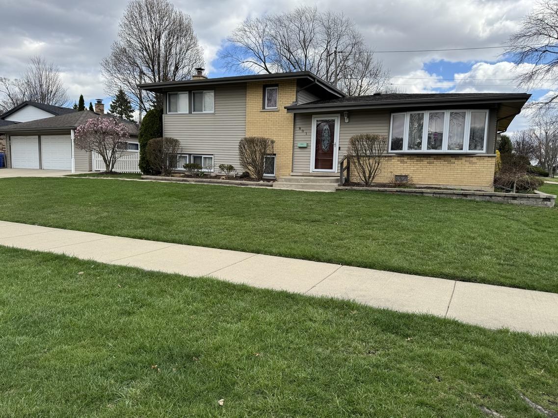 801 E Greenwood Dr., Mount Prospect, IL 60056