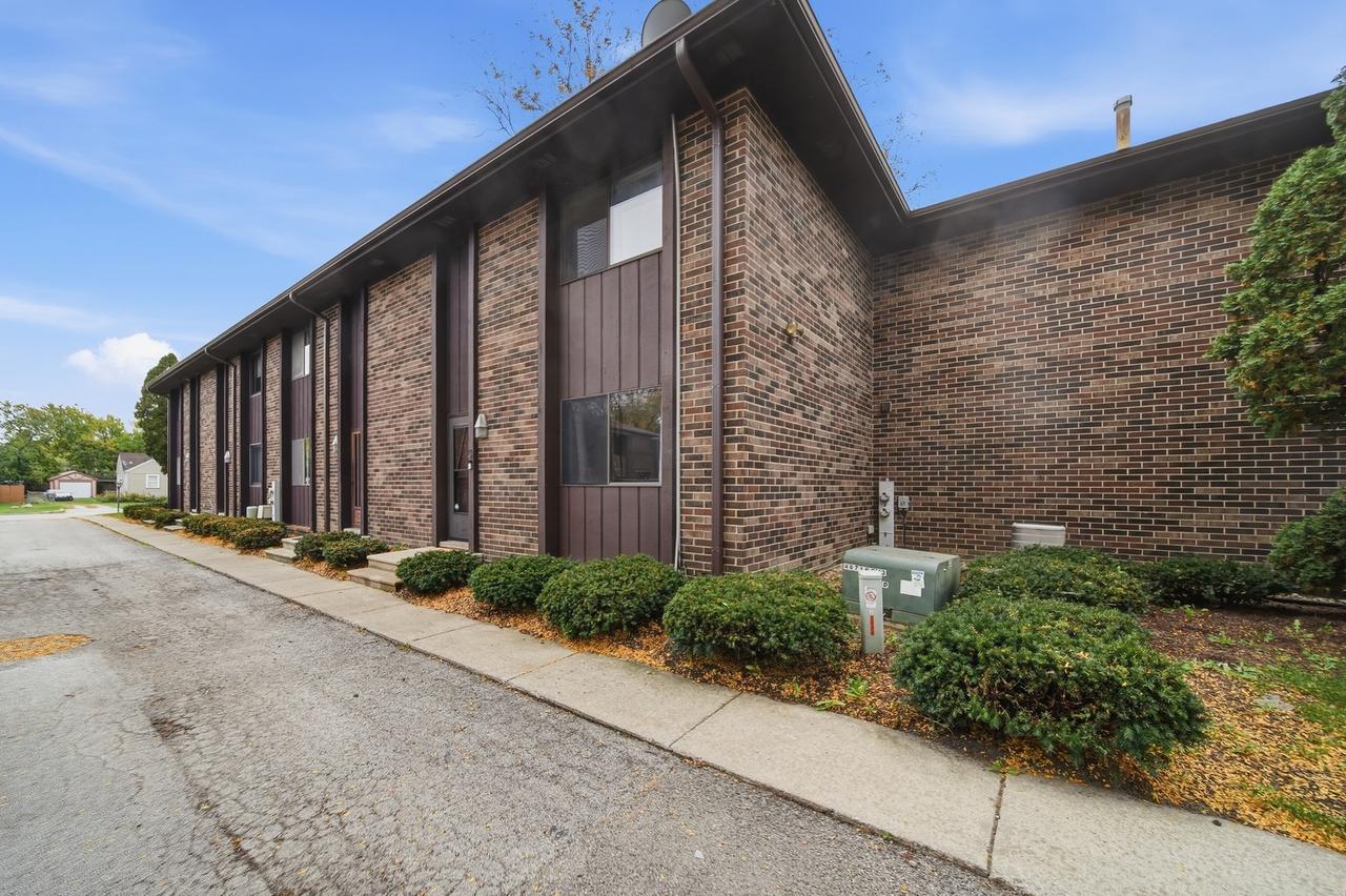 15804 Laramie Ave. #5, Oak Forest, IL 60452