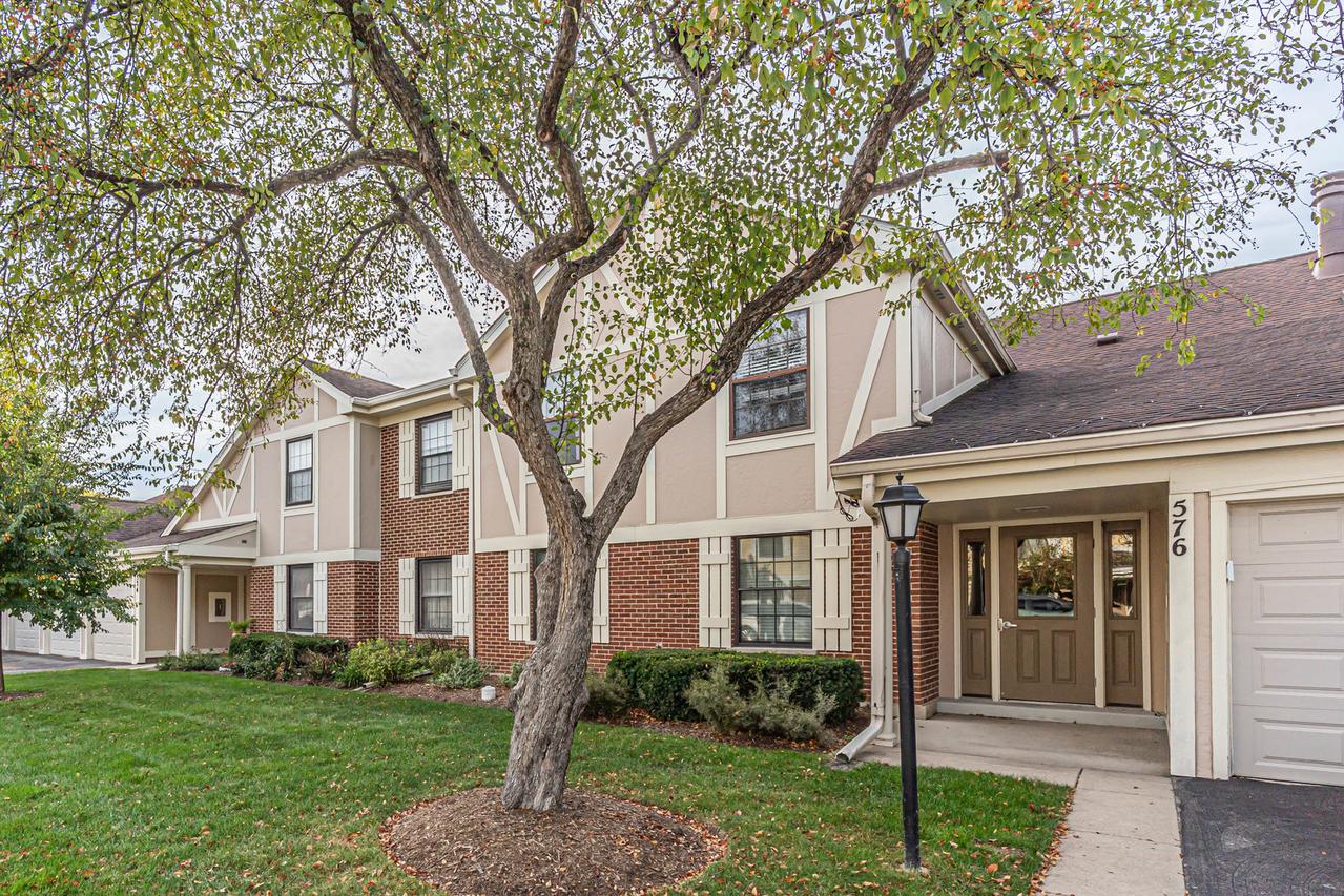 576 Greystone Ln. #C-2, Wheeling, IL 60090