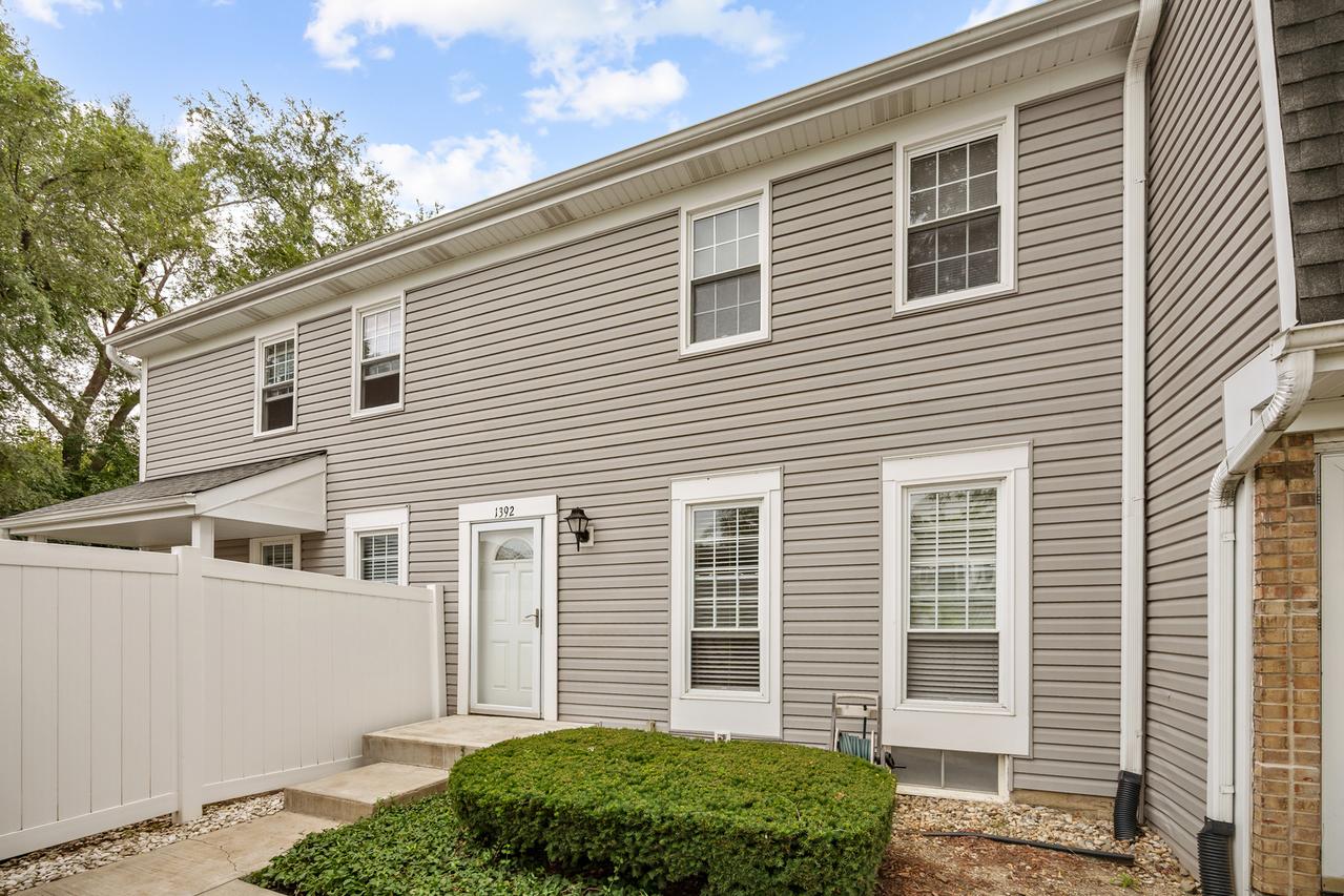 1392 Carriage Way, Roselle, IL 60172