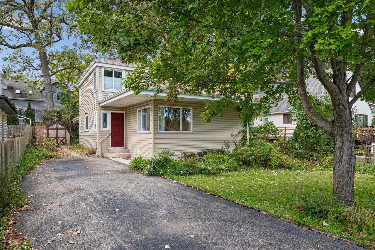 907 Jackson Ave., Wauconda, IL 60084