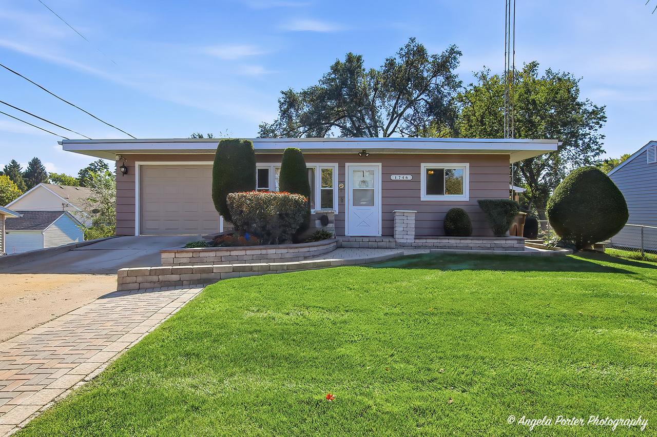 1746 Walnut Dr., Woodstock, IL 60098