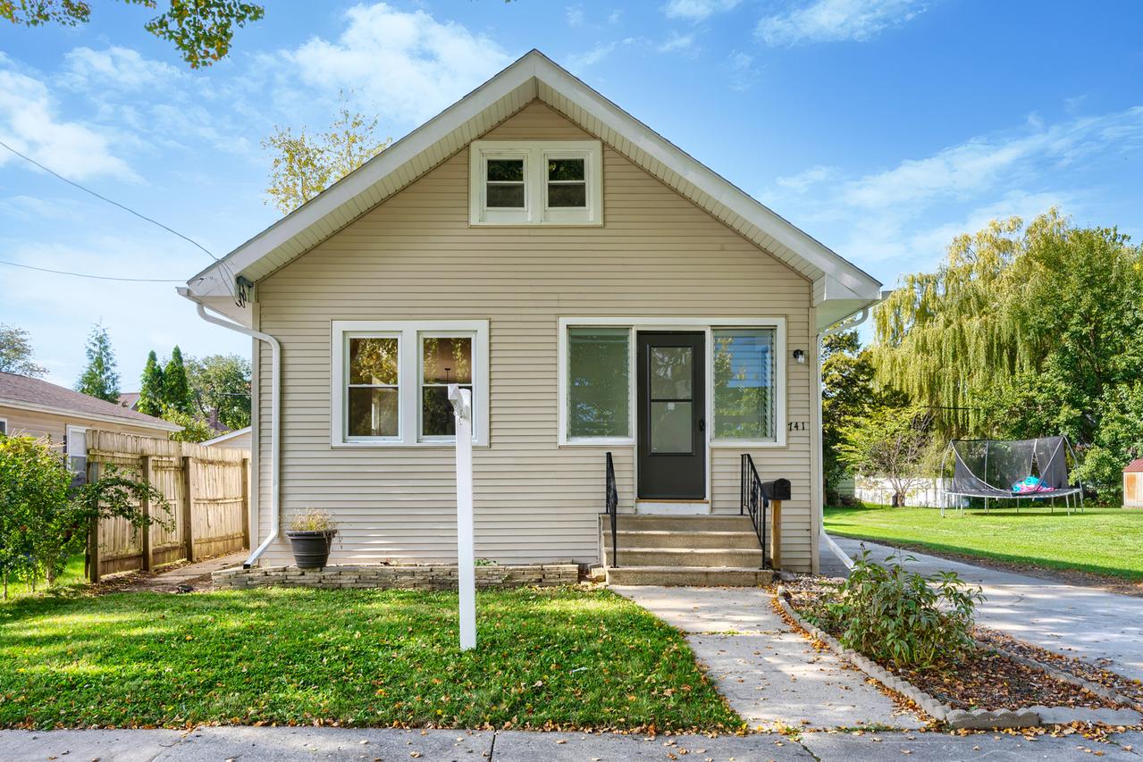 741 Hinman St., Aurora, IL 60505