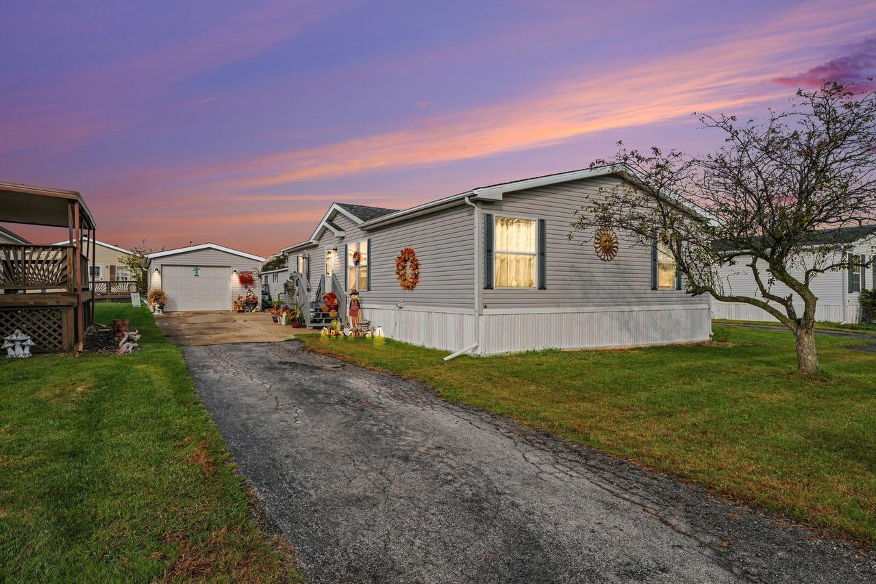 16 Swallow Ln., Beecher, IL 60401