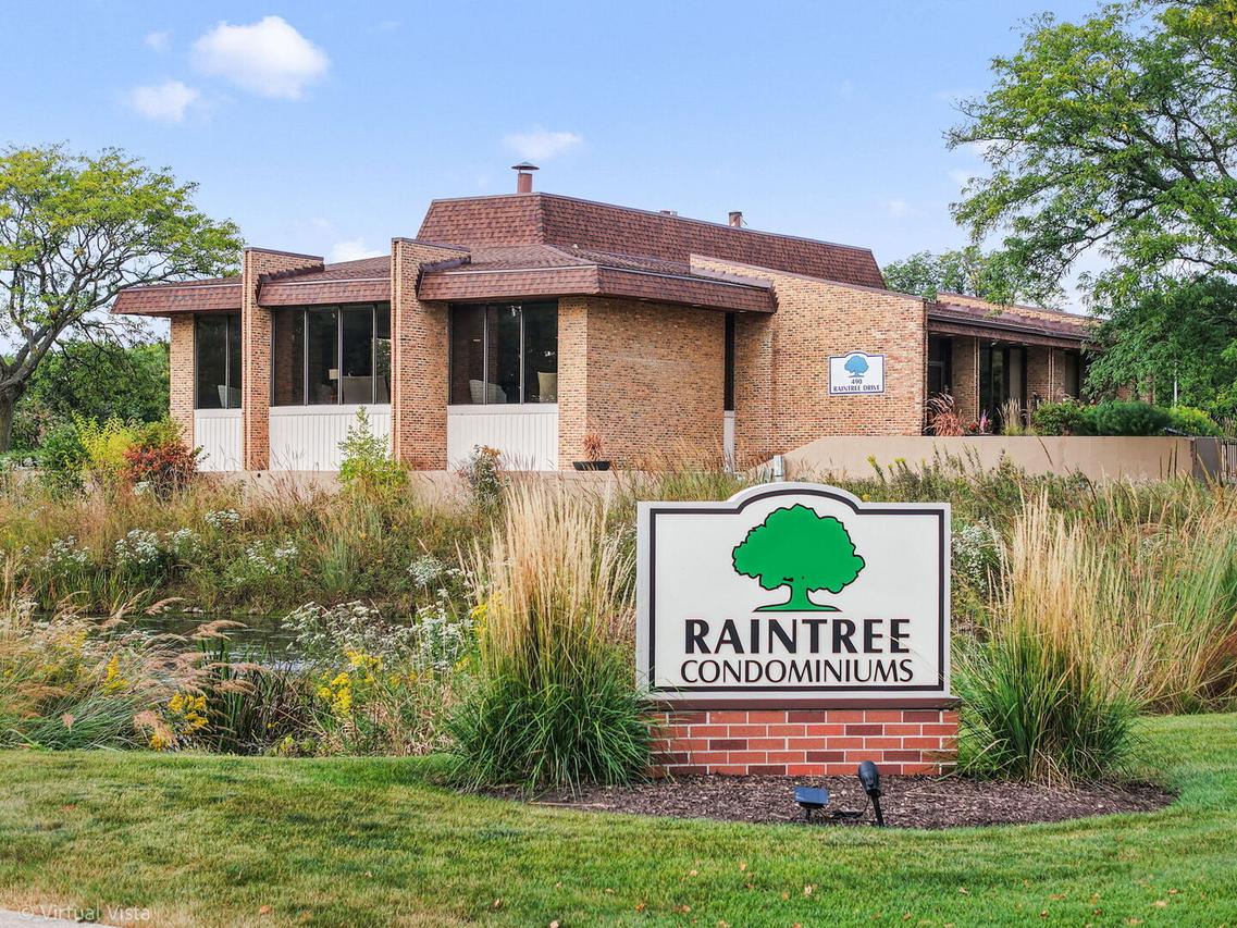 450 Raintree Ct. #2N, Glen Ellyn, IL 60137