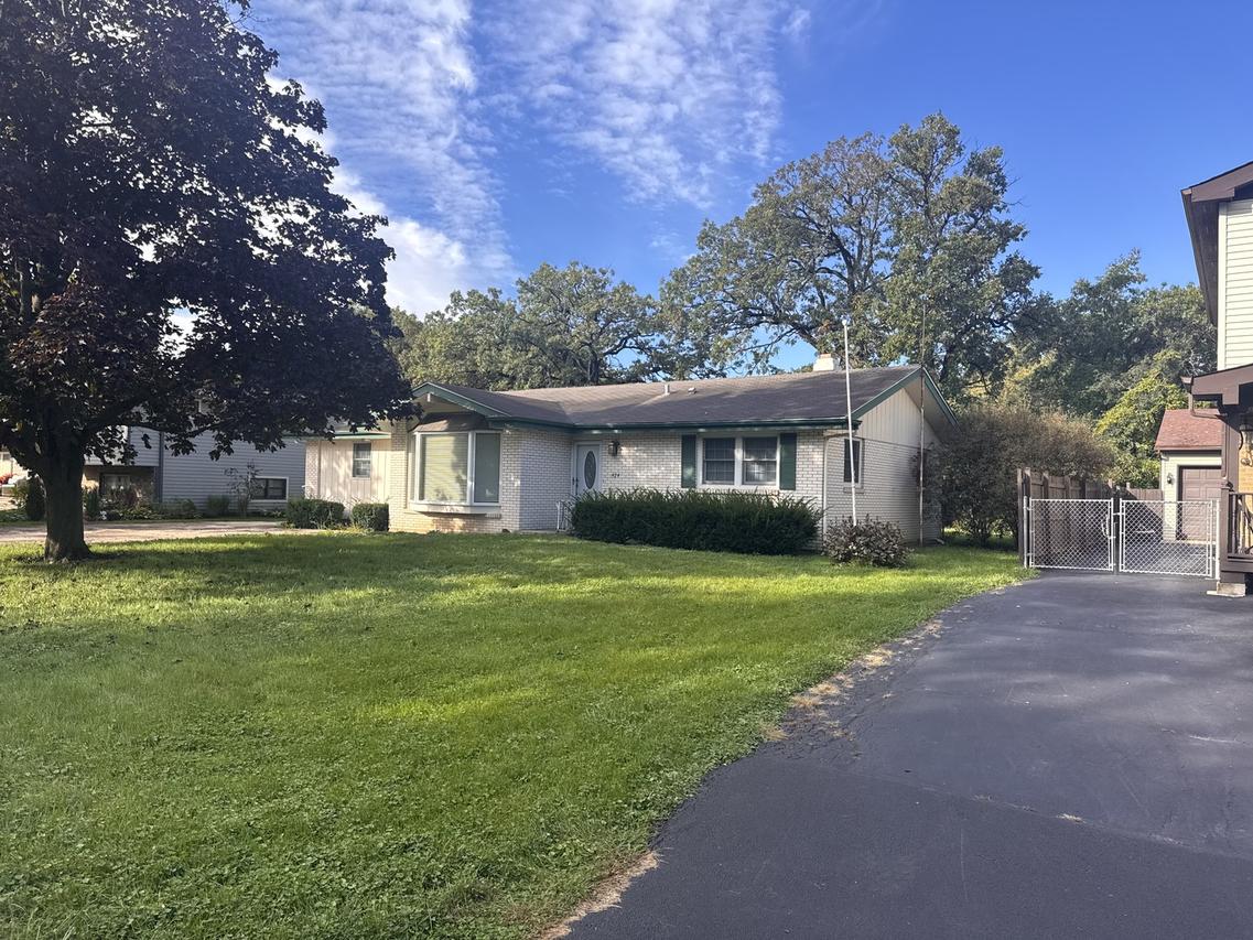 424 Northgate Rd., Lindenhurst, IL 60046