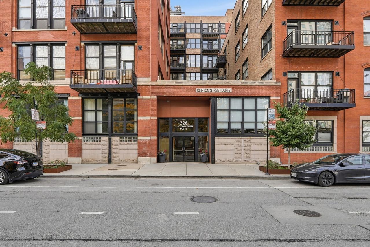 226 N Clinton St. #101, Chicago, IL 60661