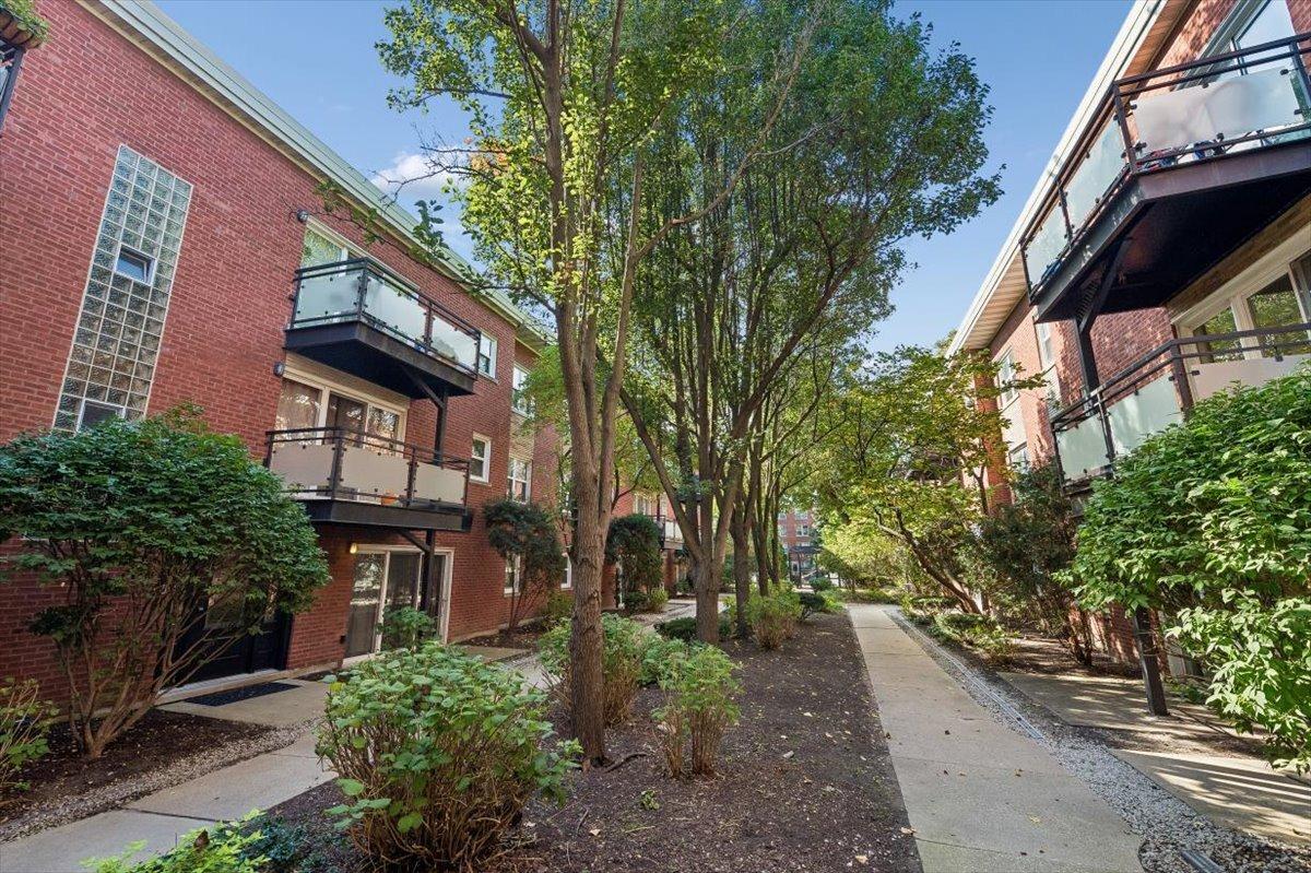 6415 N Damen Ave. #3W, Chicago, IL 60645