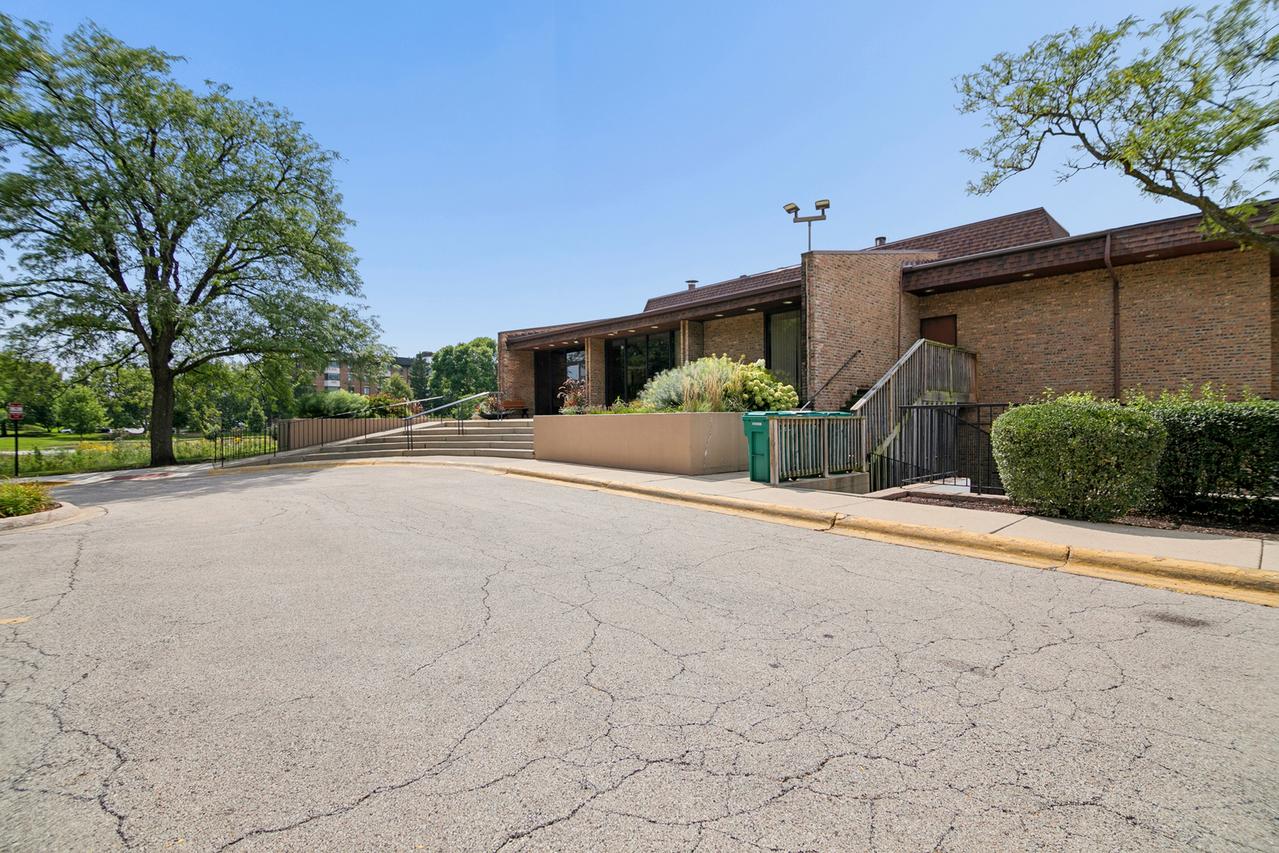 462 Raintree Dr. #2A, Glen Ellyn, IL 60137