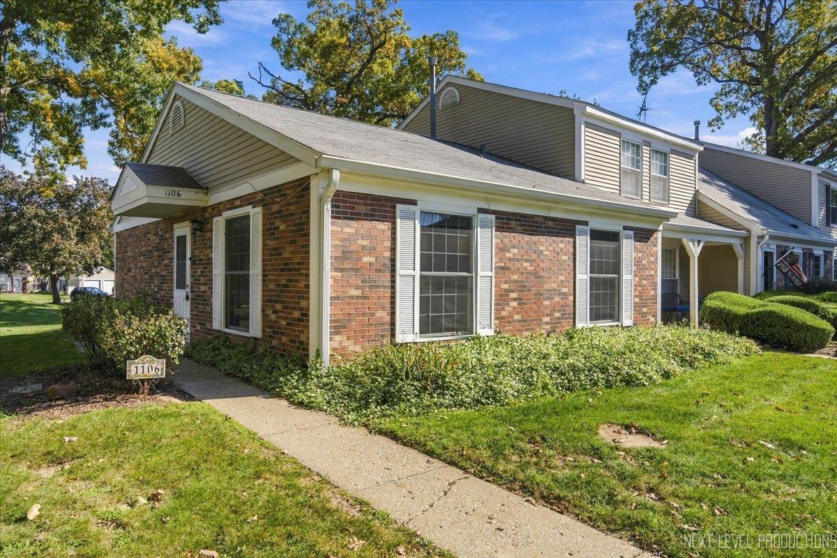 1106 Oak Valley Dr., Cary, IL 60013