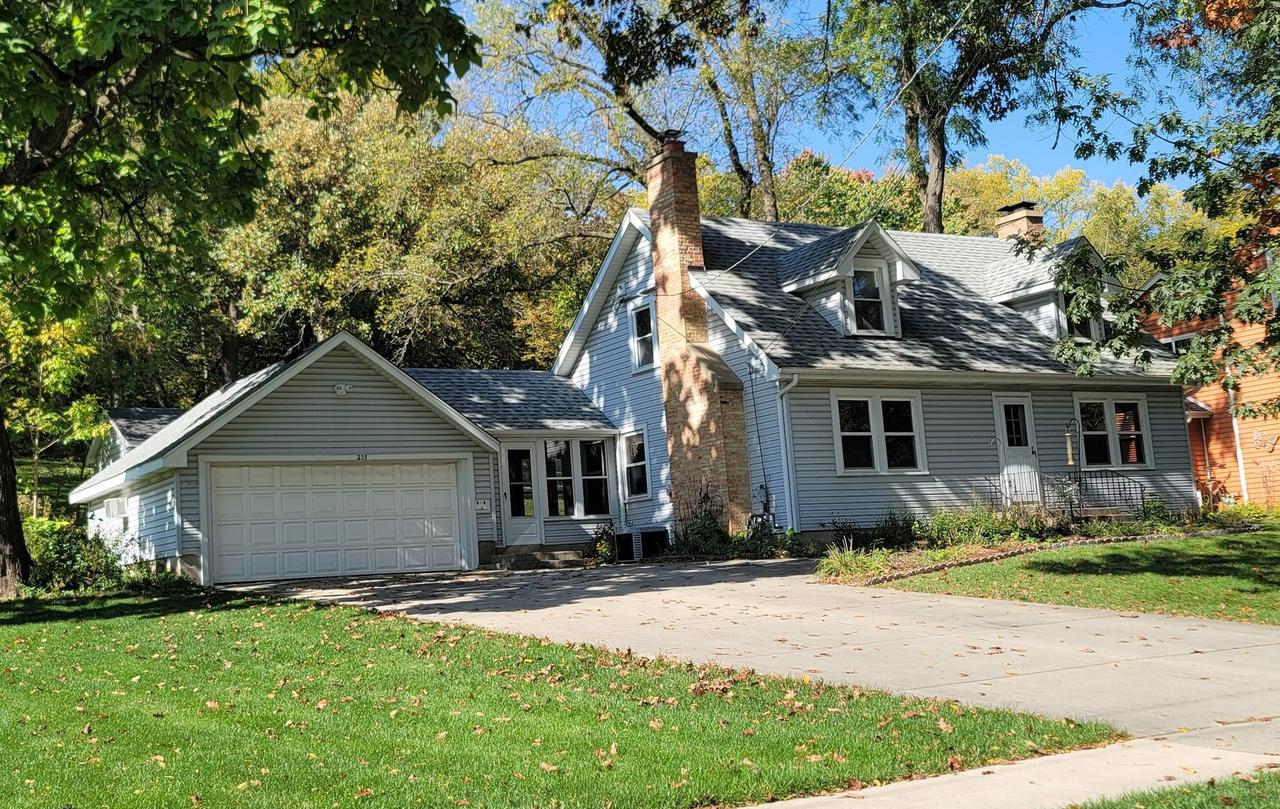 235 N Lincoln Ave., Carpentersville, IL 60110