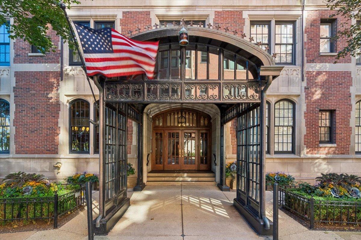 1120 N Lake Shore Dr. #15A, Chicago, IL 60611