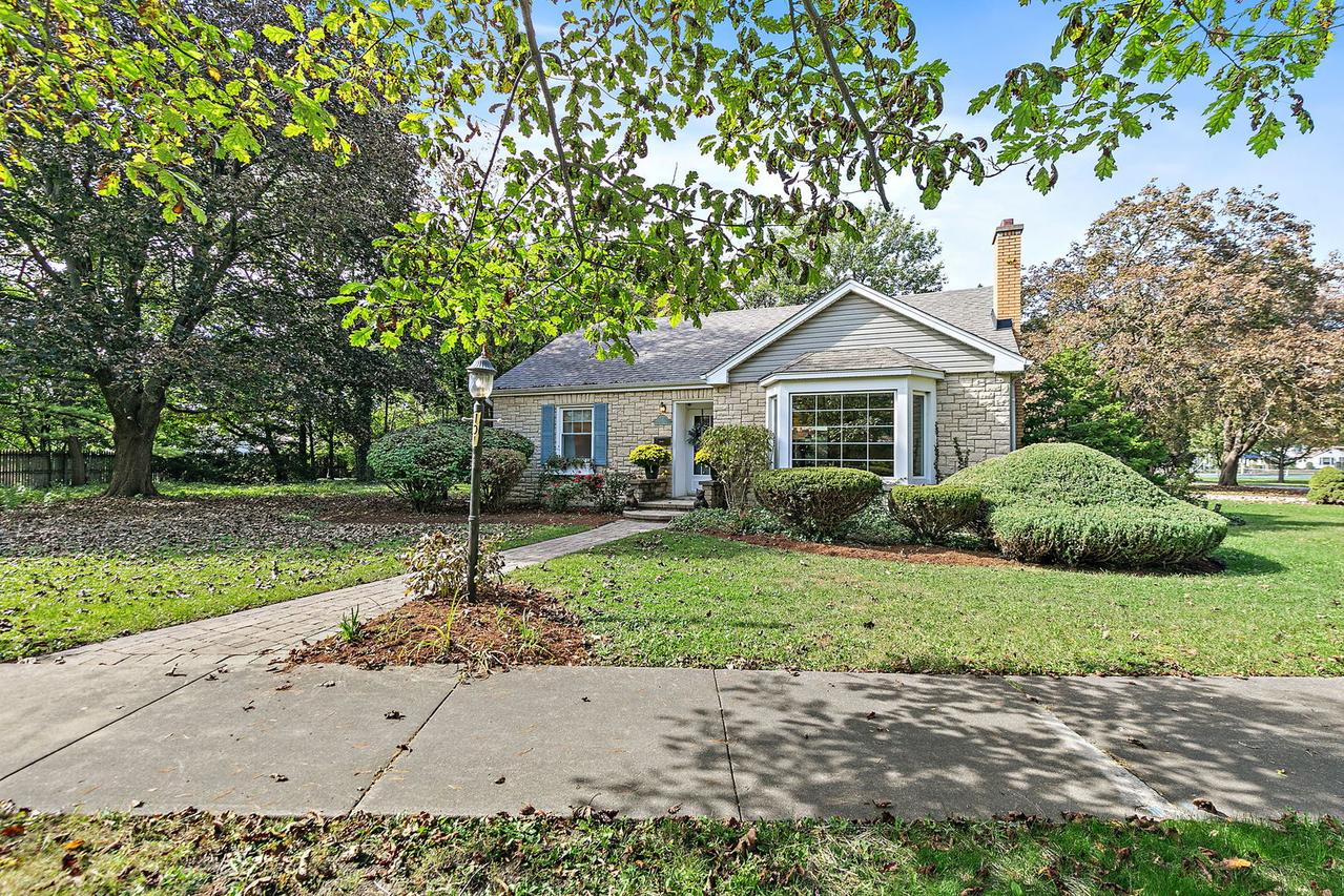 101 Marion St., Roselle, IL 60172