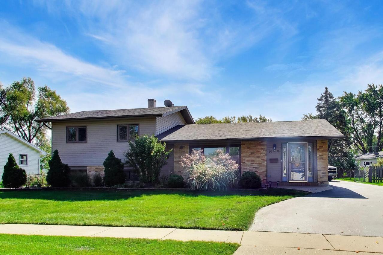655 Flagstaff Ln., Hoffman Estates, IL 60169