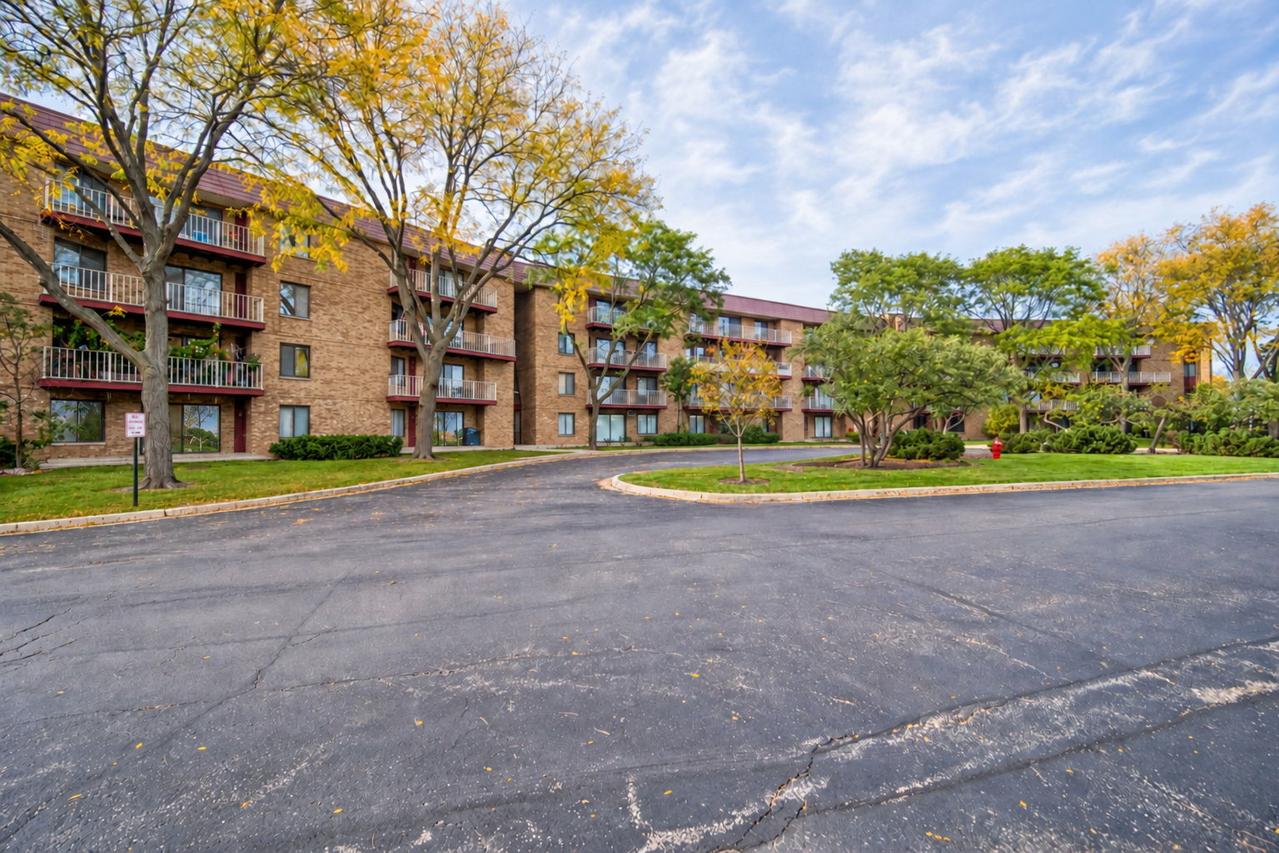 5400 Astor Ln. #103, Rolling Meadows, IL 60008