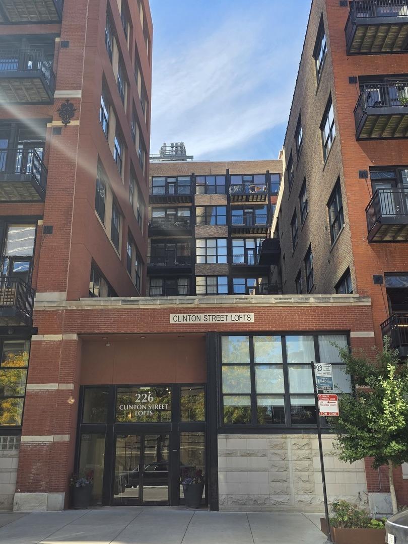 226 N Clinton St. #225, Chicago, IL 60661