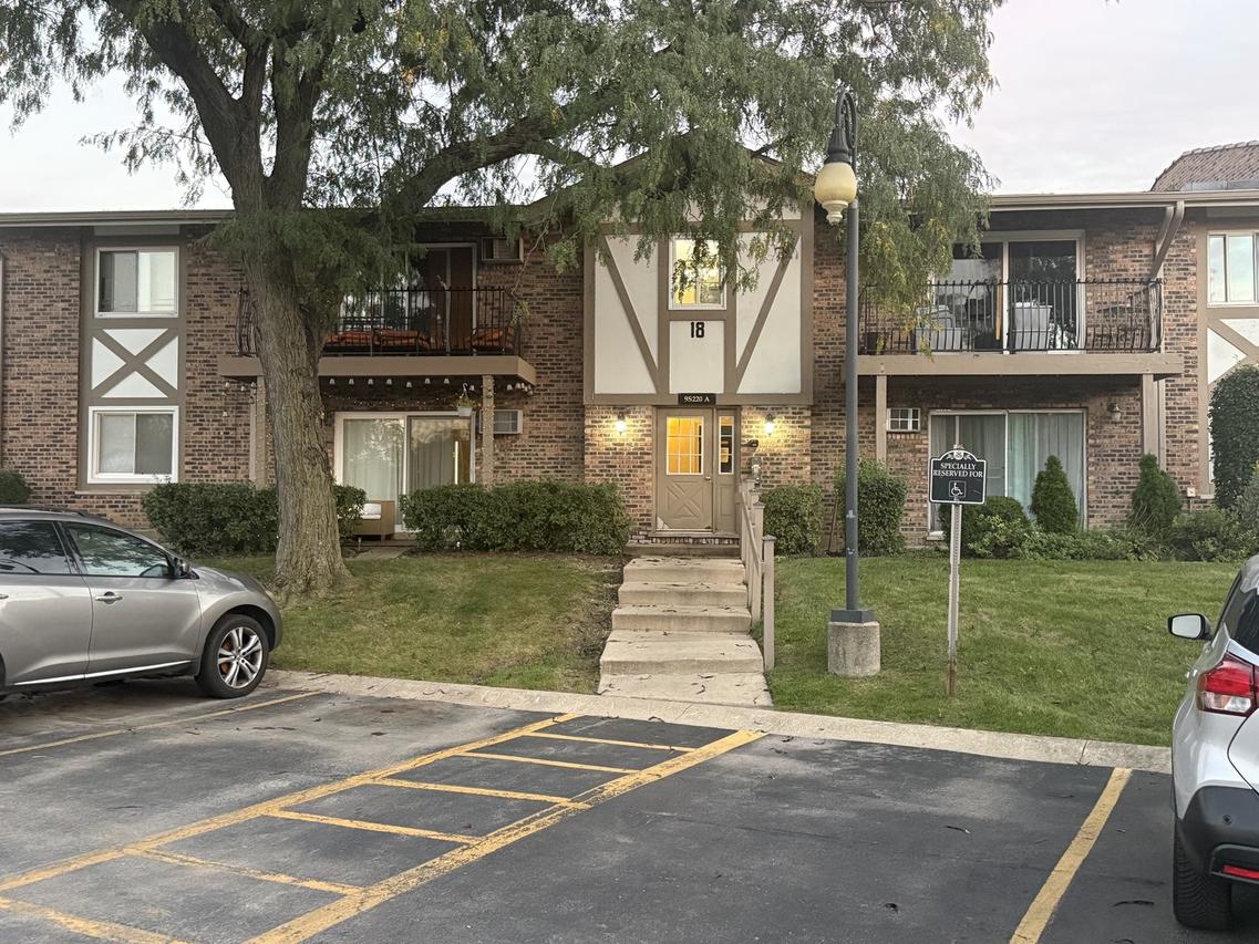 9s220 S Frontage Rd. #18-204, Willowbrook, IL 60527