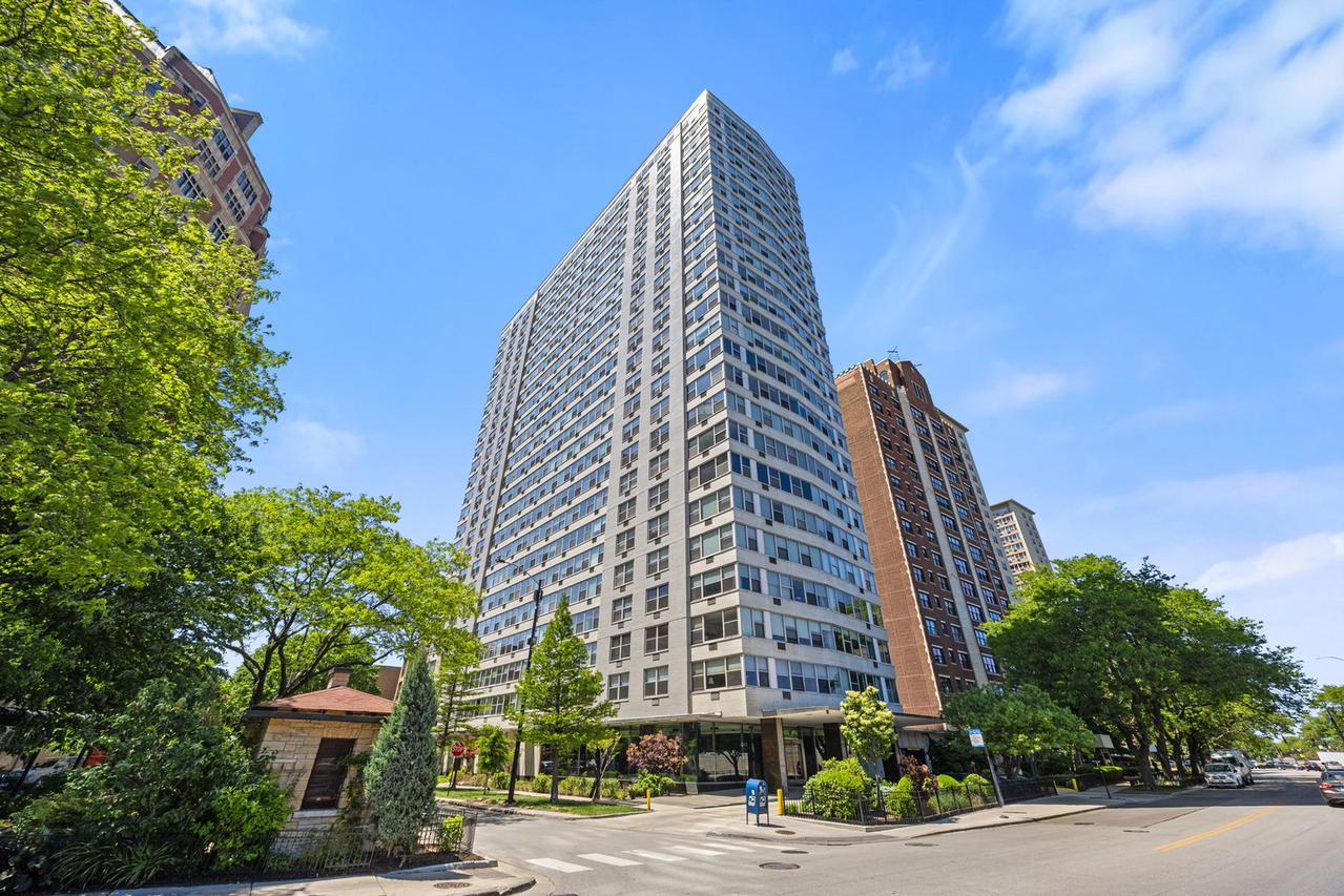 3900 N Lake Shore Dr. #17F, Chicago, IL 60613