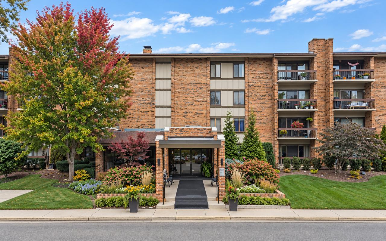 201 Lake Hinsdale Dr. #111, Willowbrook, IL 60527