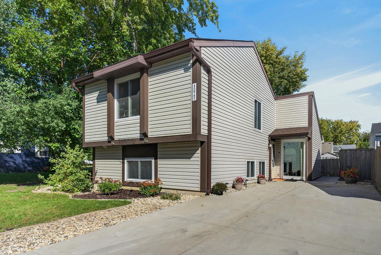 30W160 Linden Sq., Warrenville, IL 60555