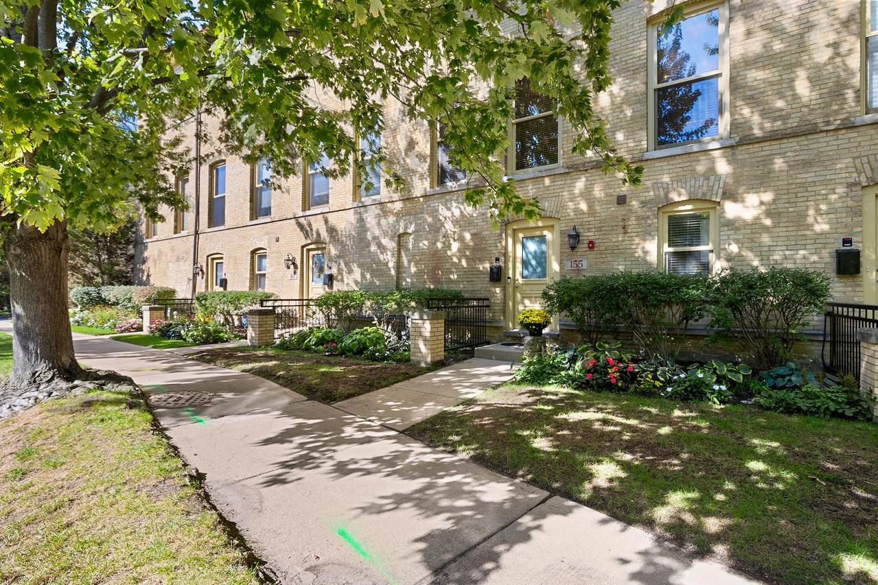 155 Whistler Rd., Highland Park, IL 60035