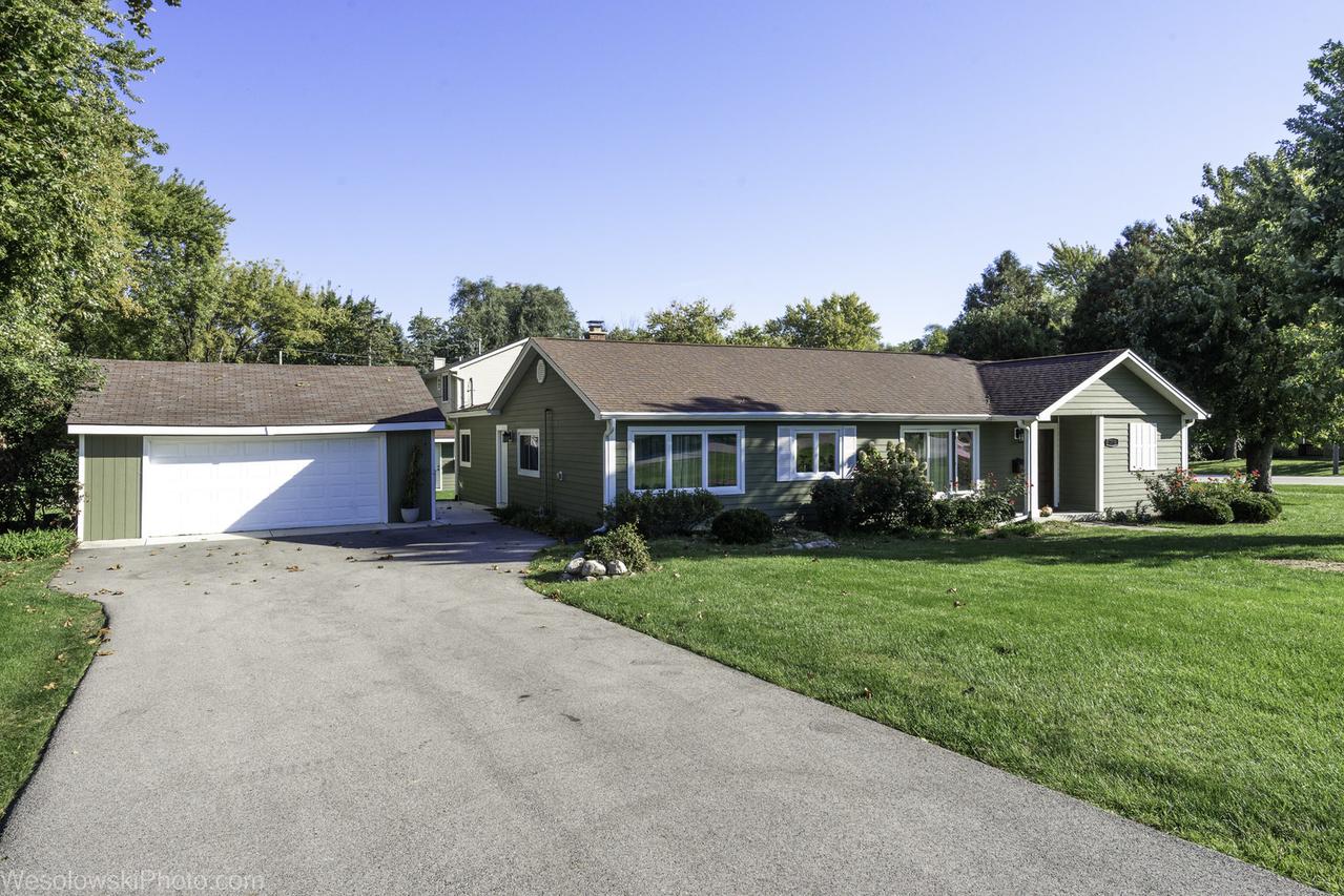 290 Hawthorn Ln., Hoffman Estates, IL 60169