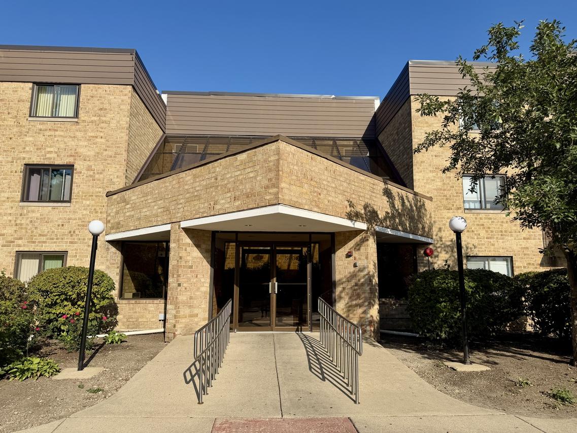 5600 N Astor Ln. #116, Rolling Meadows, IL 60008