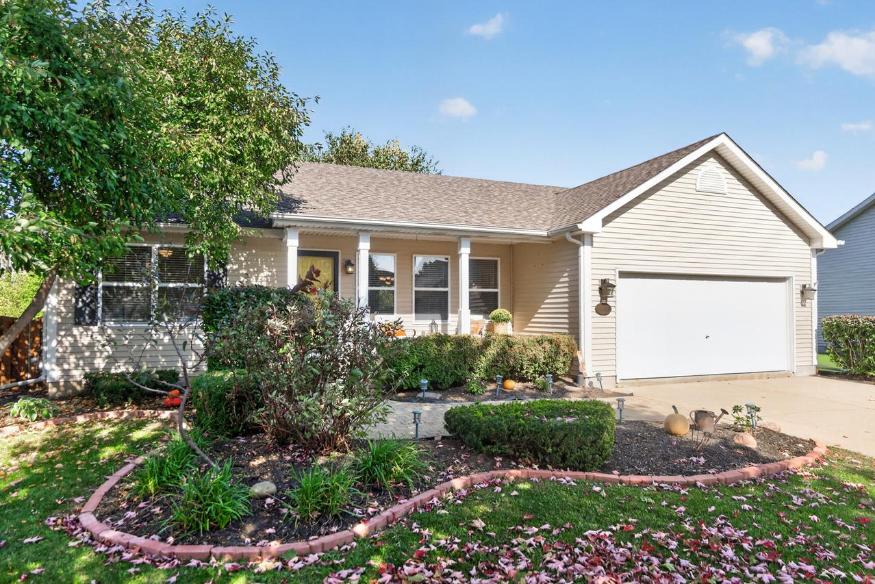 909 N Oak Creek Dr., Genoa, IL 60135
