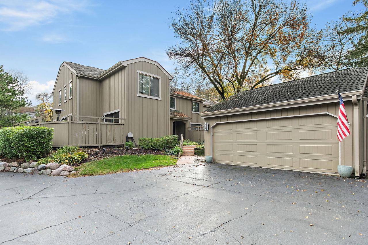 758 Oak Hill Rd., Lake Barrington, IL 60010