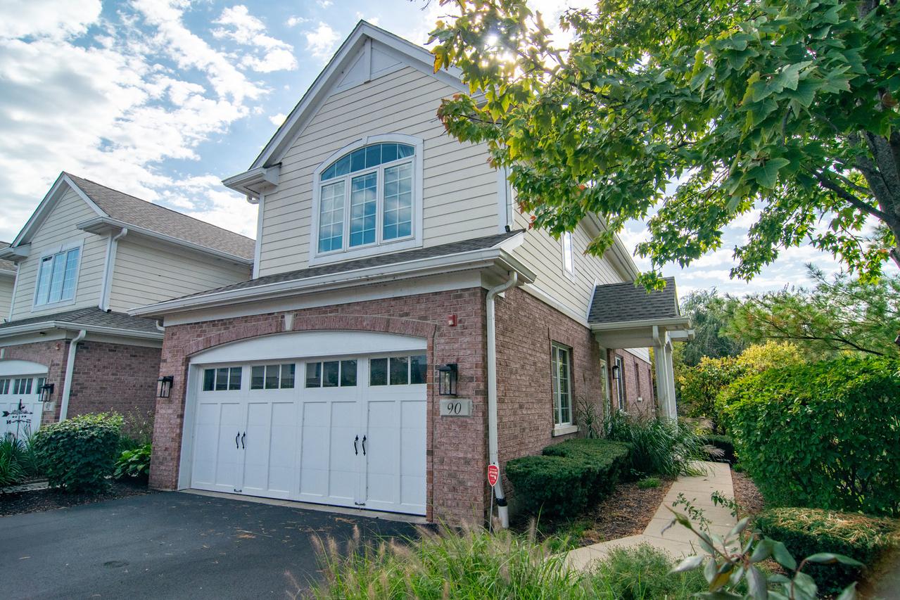 90 Waters Edge Ct., Glen Ellyn, IL 60137