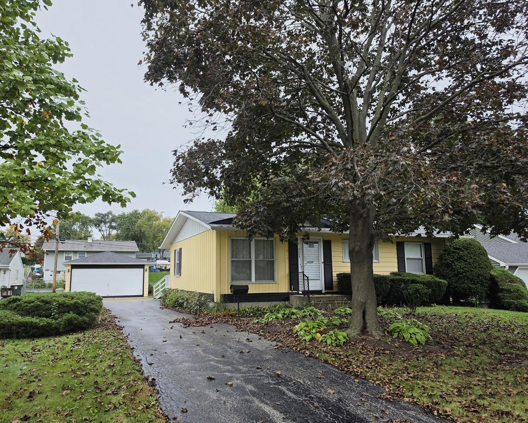 7637 Woodridge Dr., Woodridge, IL 60517