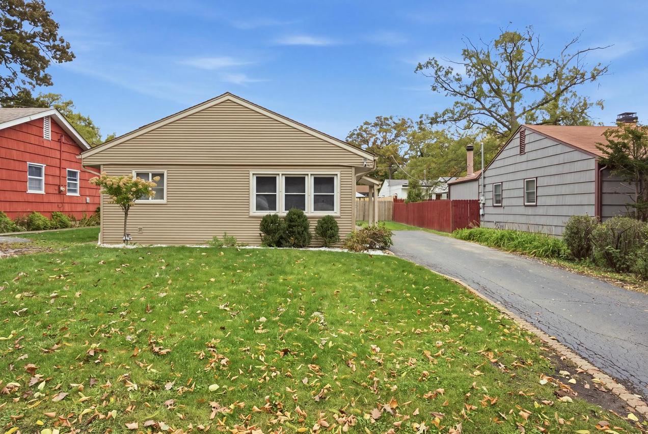 448 S Lake Shore Dr., Mundelein, IL 60060