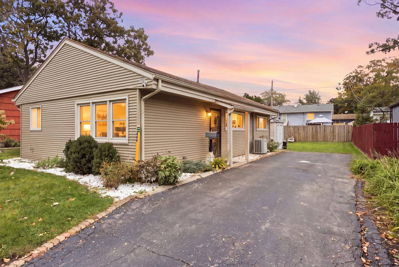 448 N Lake Shore Dr., Mundelein, IL 60060