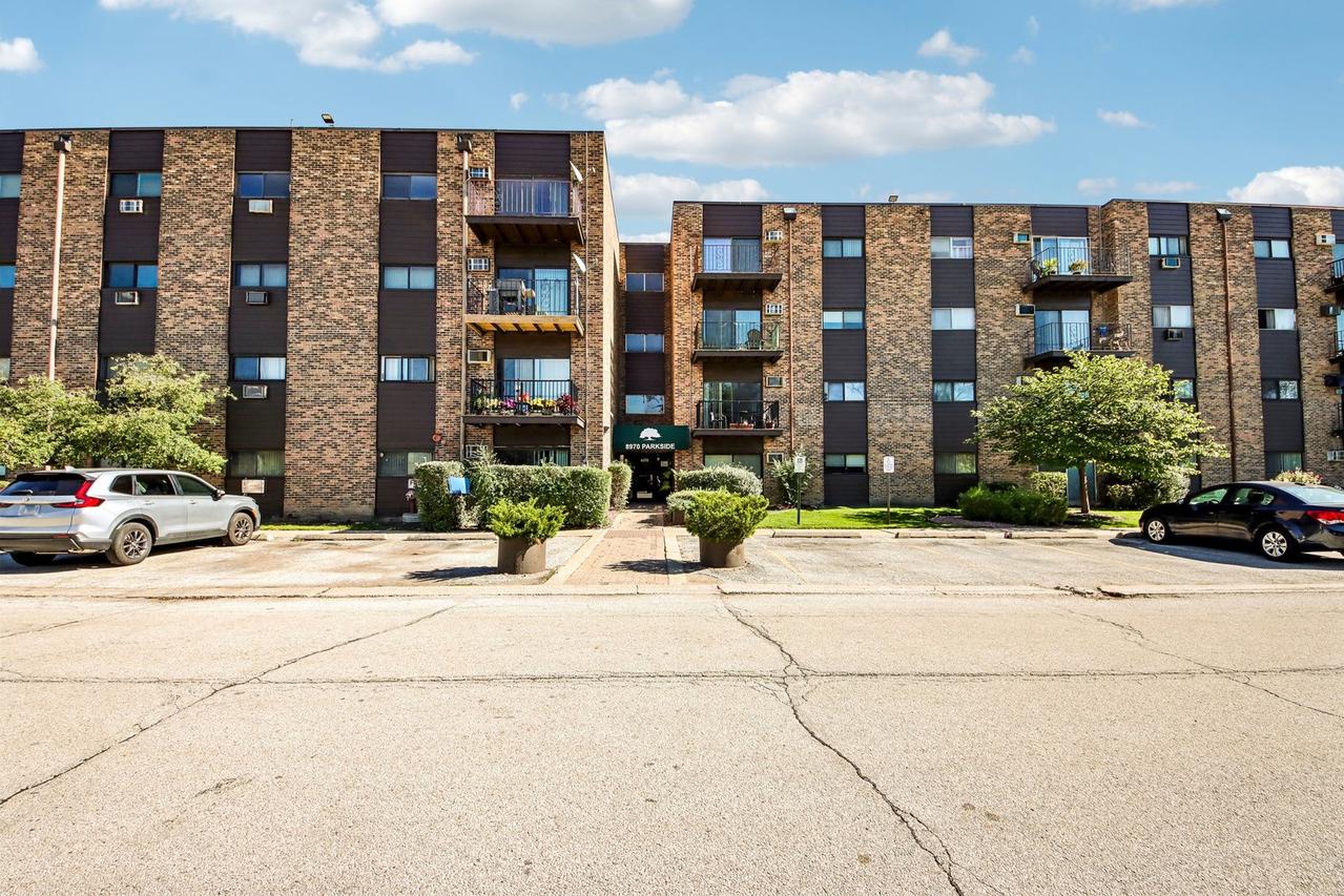 8970 N Parkside Ave. #304, Des Plaines, IL 60016