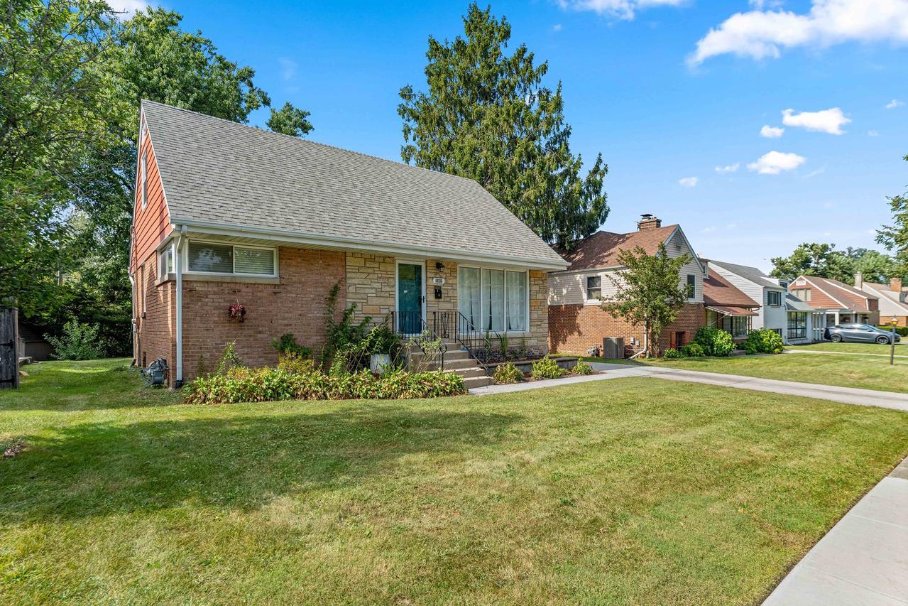 18516 Clyde Rd., Homewood, IL 60430